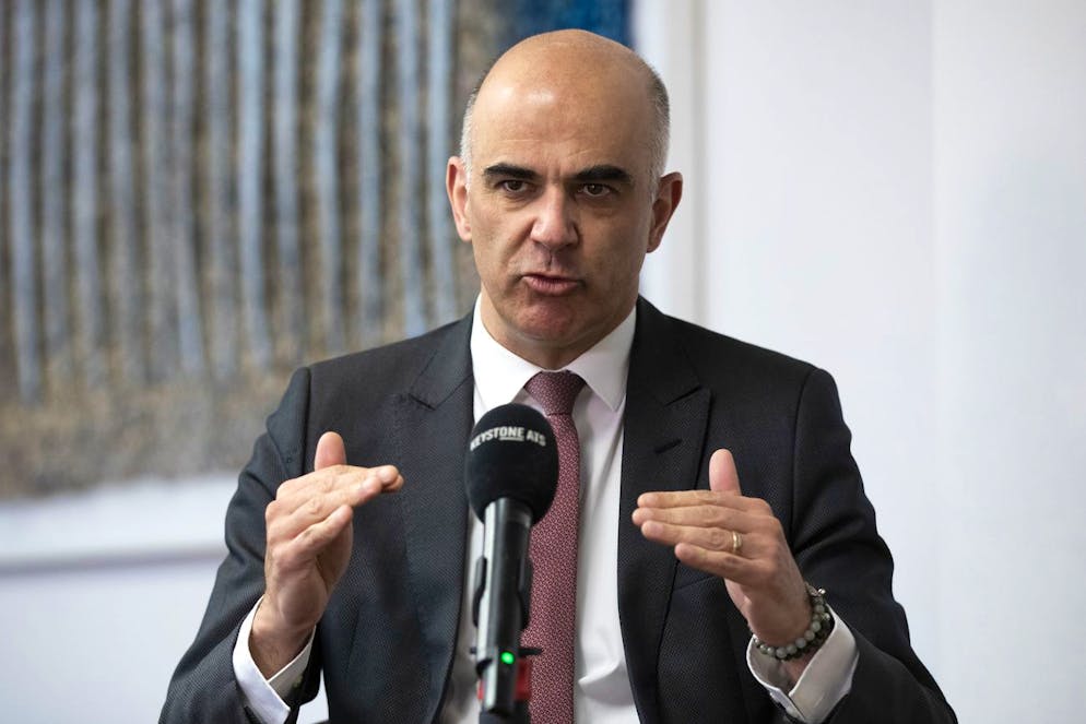 Bundesrat Alain Berset spricht waehrend einem Interview, am Dienstag, 23. Februar 2021 in Bern. (KEYSTONE/Peter Klaunzer)