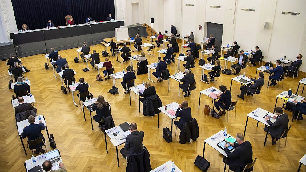 Der Nidwaldner Landrat bei einer Sitzung im Kollegium St. Fidelis in Stans: Ab 2022 wird sich die Zahl der Gemeindevertreter im Parlament verändern. (Archivbild)