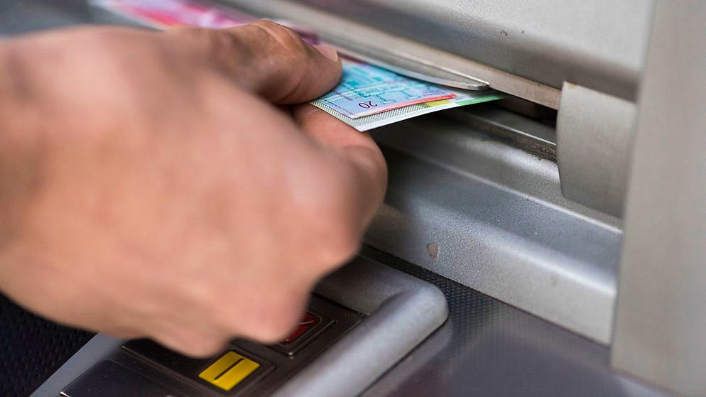 Eine Altenpflegerin hat die Bankkarte einer Seniorin gestohlen und damit mehrere tausend Franken abgehoben. (Symbolbild)