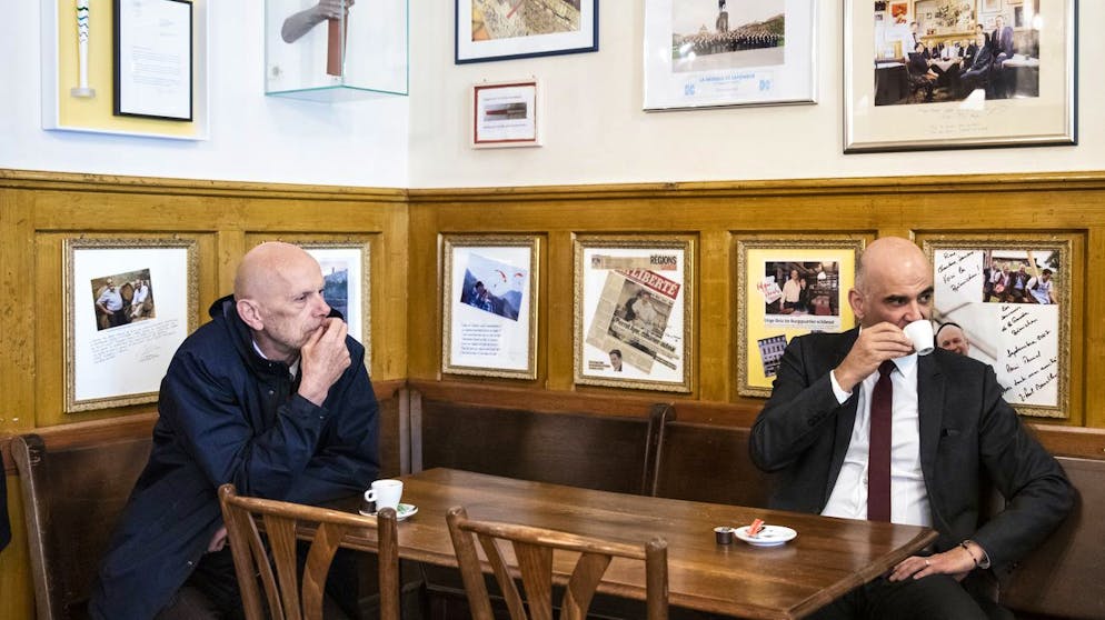 Bundesrat Alain Berset, rechts, und Daniel Koch, Delegierter des BAG fuer COVID-19, besuchen das Restaurant Cafe du Gothard, am Dienstag, 12. Mai 2020 in Fribourg. Bundesrat Berset besuchte mehrere Geschaefte und Einrichtungen in der Stadt Fribourg.