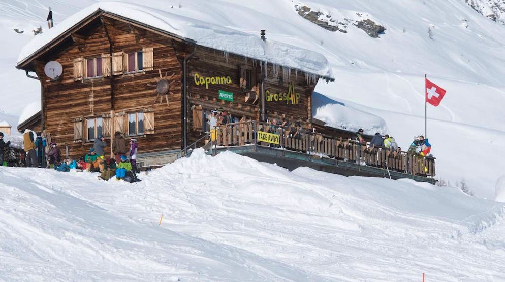 Bosco Gurin, sciatori consumano il pasto all'aperto