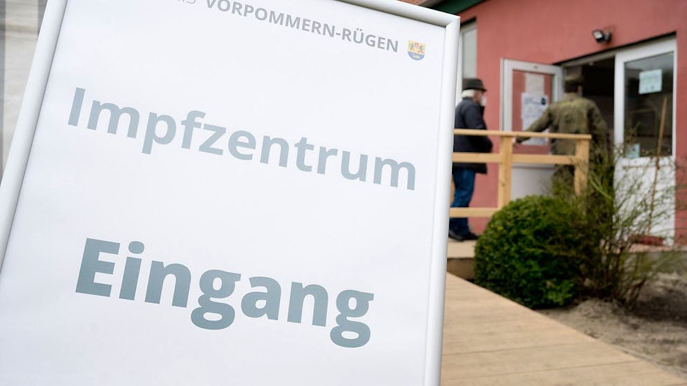 Ein Schild mit dem Schriftzug «Impfzentrum» steht vor dem Eingang eines Impfzentrum des Landkreises Vorpommern-Rügen in Stralsund. Foto: Stefan Sauer/dpa-Zentralbild/dpa