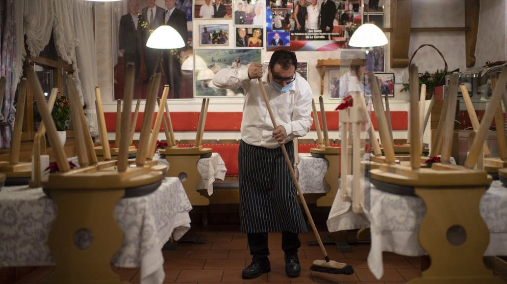 Aufraeumarbeiten im Restaurant