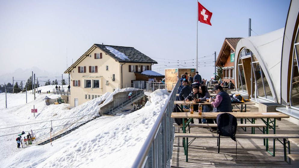 Die Terrasse des Berg Restaurants Bahnhoefli auf Rigi Staffel im Skigebiet auf der Rigi im Kanton Schwyz am Dienstag, 23. Februar 2021. Zur Zeit werden im Restaurant Rigi Staffel das Essen und die Getraenke ueber Take Away verkauft und duerfen auf der Terrasse genossen werden. (KEYSTONE/Urs Flueeler).