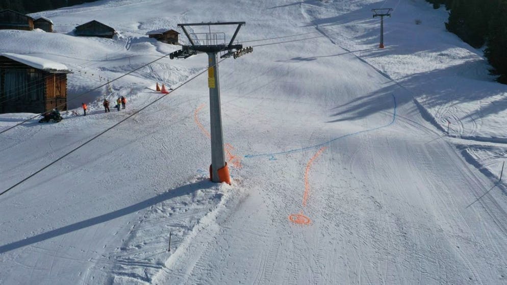 Una sciatrice 57enne ha trovato la morte dopo lo scontro contro un pilone di una sciovia a Obersaxen (GR).