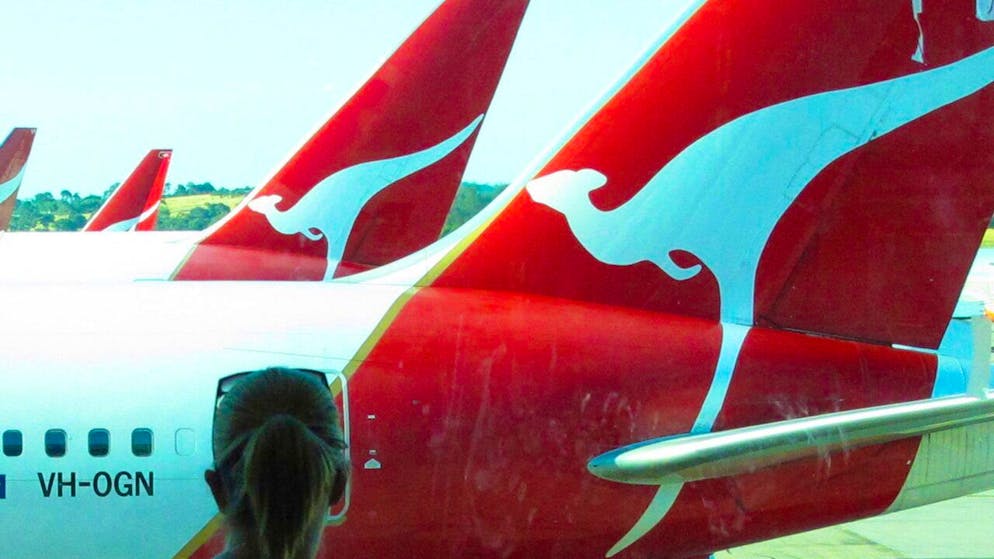 Die australische Fluggesellschaft Qantas hat für das erste Geschäftshalbjahr einen Milliardenverlust ausgewiesen. (Archivbild)