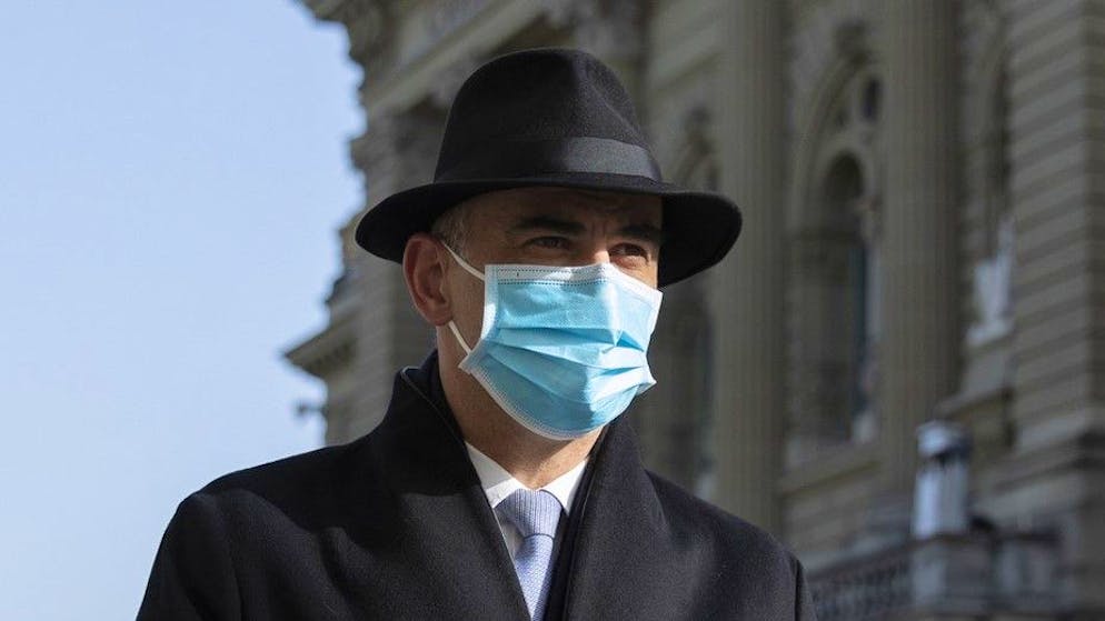 Bundesrat Alain Berset auf dem Weg zu einer Medienkonferenz des Bundesrates zur aktuellen Lage im Zusammenhang mit dem Coronavirus, am Mittwoch, 24. Februar 2021, in Bern. (KEYSTONE/Peter Klaunzer)