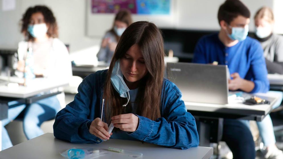 Eine Schülerin der Kantonsschule Menzingen bei einem ab heute für alle Schüler der Sekundarstufe obligatorischen PCR-Test mittels Speichelprobe.