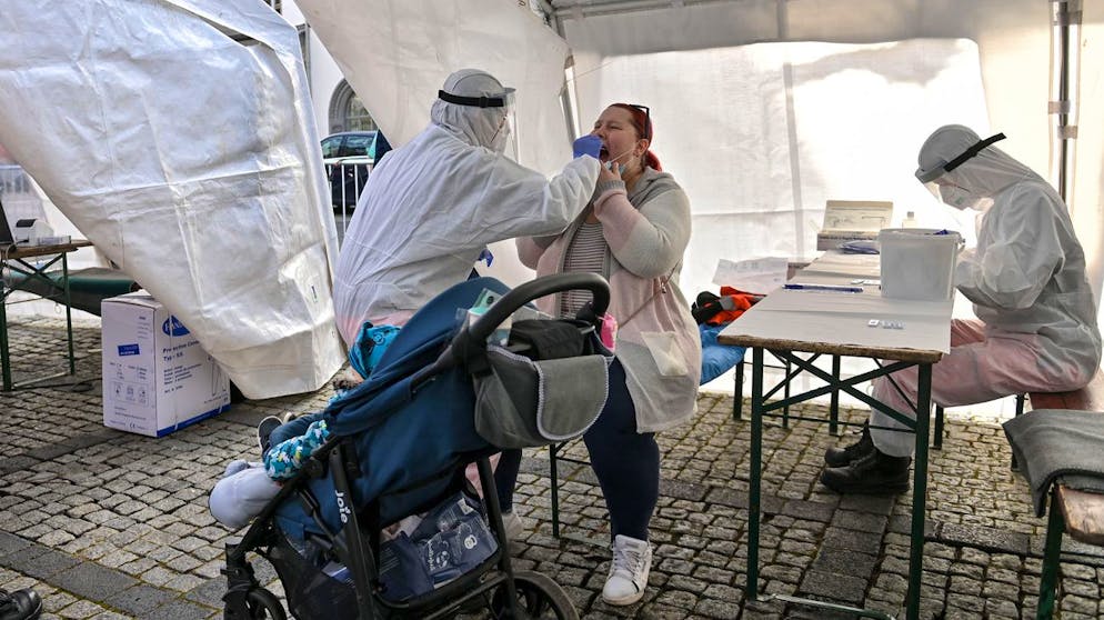 Eine Frau unterzieht sich am 23. Februar in Naumburg, Deutschland, einem Corona-Schnelltest.