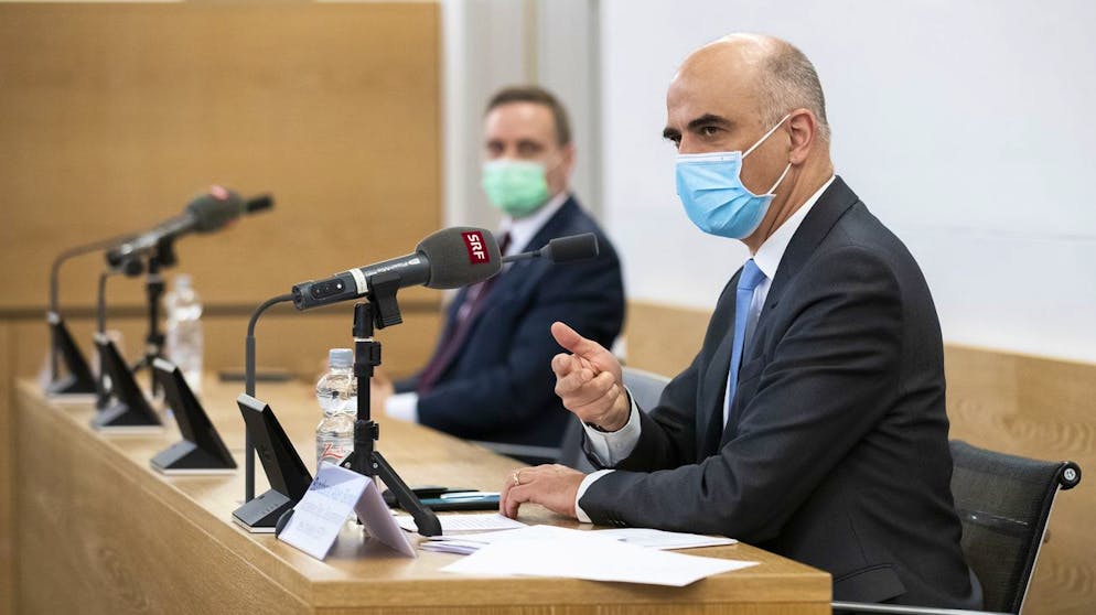 Bundesrat Alain Berset beantwortet an der Seite von Regierungsrat Jean-Pierre Gallati die Fragen der Journalist*innen in Aarau.