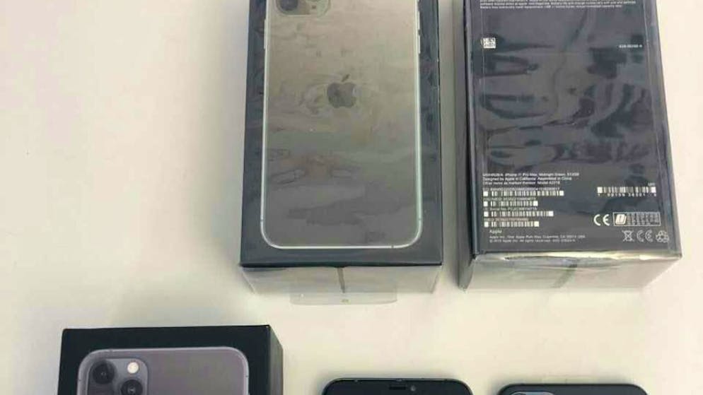 Die von der Freiburger Polizei beschlagnahmten Smartphones sehen täuschend echt aus.