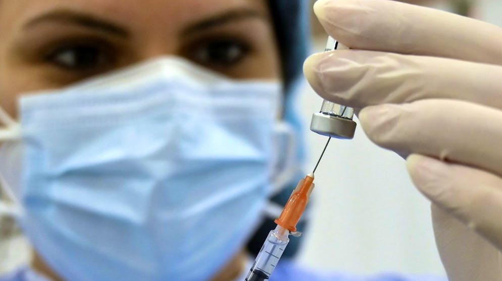 Eine Pfizer-Biontech-Impfung wird vorbereitet: Die Pharmaunternehmen wollen nun herausfinden, wie sich ein dritter Schuss als Auffrischung gegen die kursierenden Mutanten auswirkt.