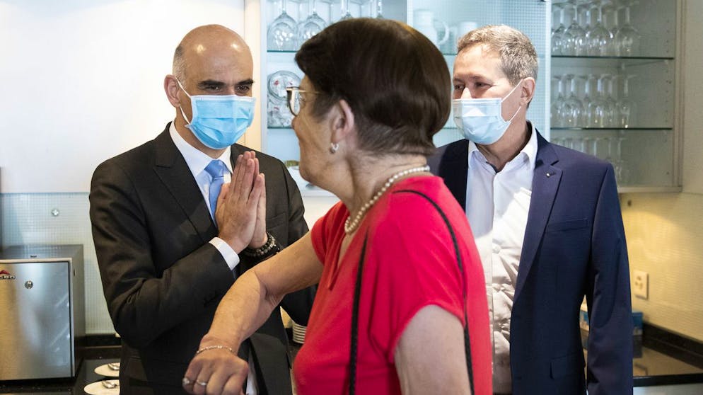 Eine Bewohnerin des Seniorenzentrums auf der Walthersburg in Aarau begrüsst Bundesrat Alain Berset (l.) und den Aargauer Gesundheitsdirektor Jean-Pierre Gallati.