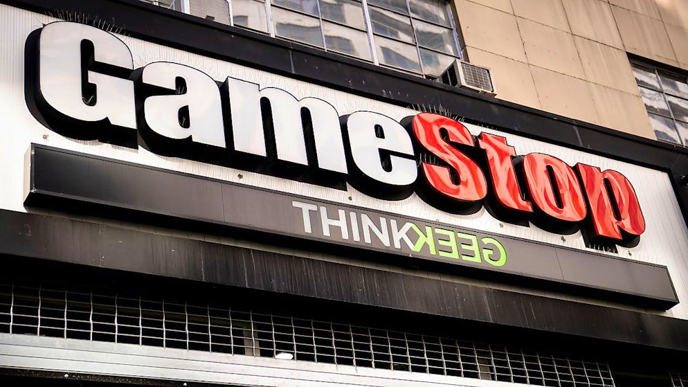 ARCHIV - Das Gamestop-Logo auf der Fassade der Filiale am Union Square in New York. Foto: John Minchillo/AP/dpa