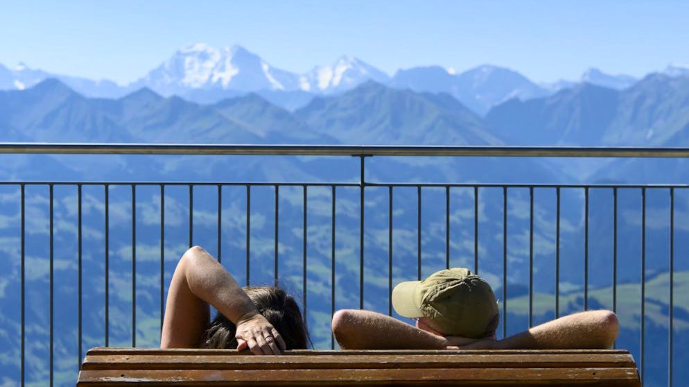 ARCHIV -- ZUR BILANZ DES TOURISMUSJAHRES 2020 VON SCHWEIZ TOURISMUS --- Personen geniessen einen schoenen, warmen und sonnigen Tag, waehrend der Korona-Krise, am Samstag, 8. August 2020, auf der Stockhorn. (KEYSTONE/Anthony Anex)