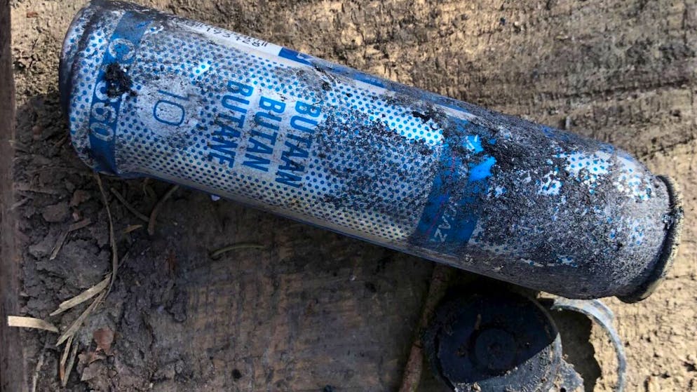 Unbekannte liessen diese Gaskartusche in einer Feuerstelle in Frauenfeld zurück. Als am Donnerstag eine Spielgruppenleiterin ein Feuer anzündete, explodierte die Kartusche. Die 15 Kinder blieben zum Glück unverletzt.
