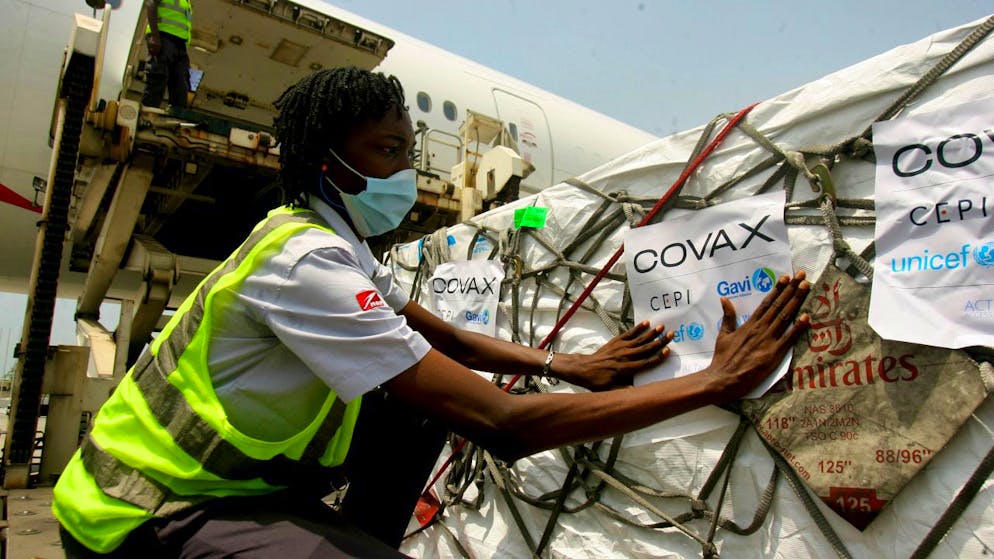 Mit einem Flugzeug gelieferte Dosen des Corona-Impfstoffs von Astrazeneca, hergestellt vom Serum Institute of India, werden am Flughafen in Abidjan in Empfang genommen. Foto: Diomande Ble Blonde/AP/dpa