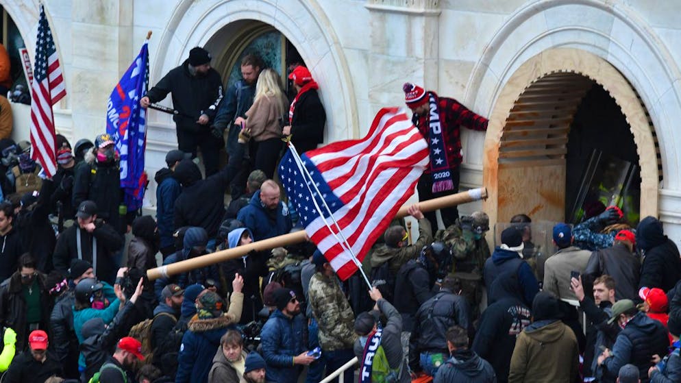 ARCHIV - Anhänger des damaligen US-Präsidenten Trump stürmen am 6. Januar das US-Kapitolgebäude. Foto: Essdras M. Suarez/Zuma Press/dpa