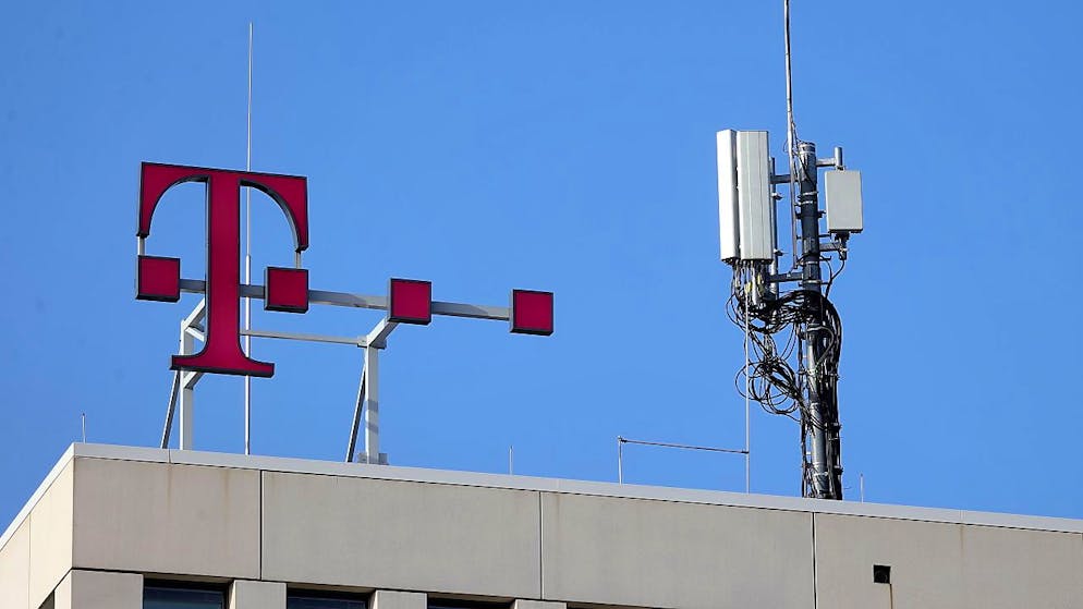 Dank dem Zusammenschluss der US-Tochter T-Mobile US mit dem kleineren Konkurrenten Sprint hat die Deutsche Telekom im vergangenen Jahr erstmals mehr als 100 Milliarden Euro Umsatz gemacht. (Archivbild)
