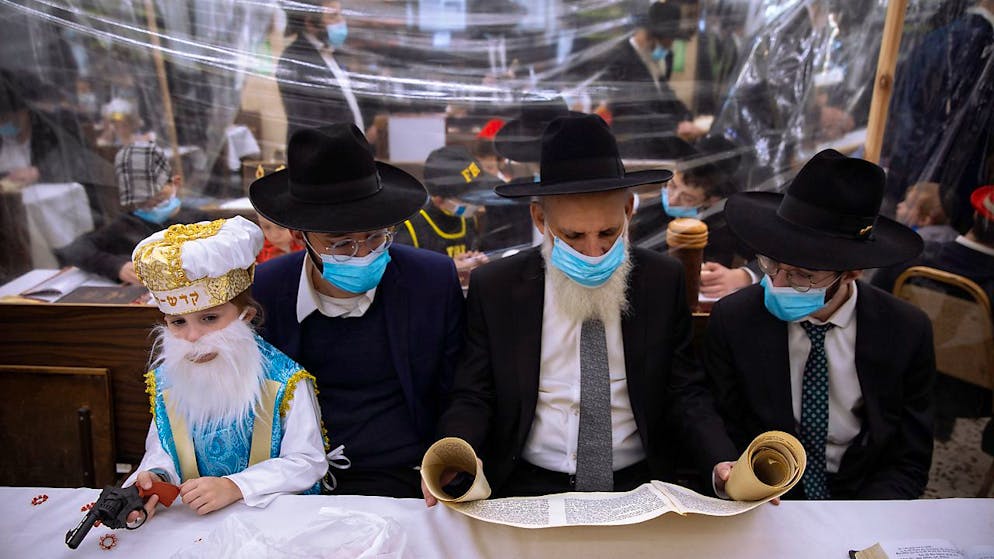 Ultra-orthodoxe Juden feiern das Purimfest mit Sicherheitsvorkehrungen zur Eindämmung der Corona-Pandemie. Andererorts hatte es jedoch zahlreiche Verstöße gegeben. Foto: Oded Balilty/AP/dpa