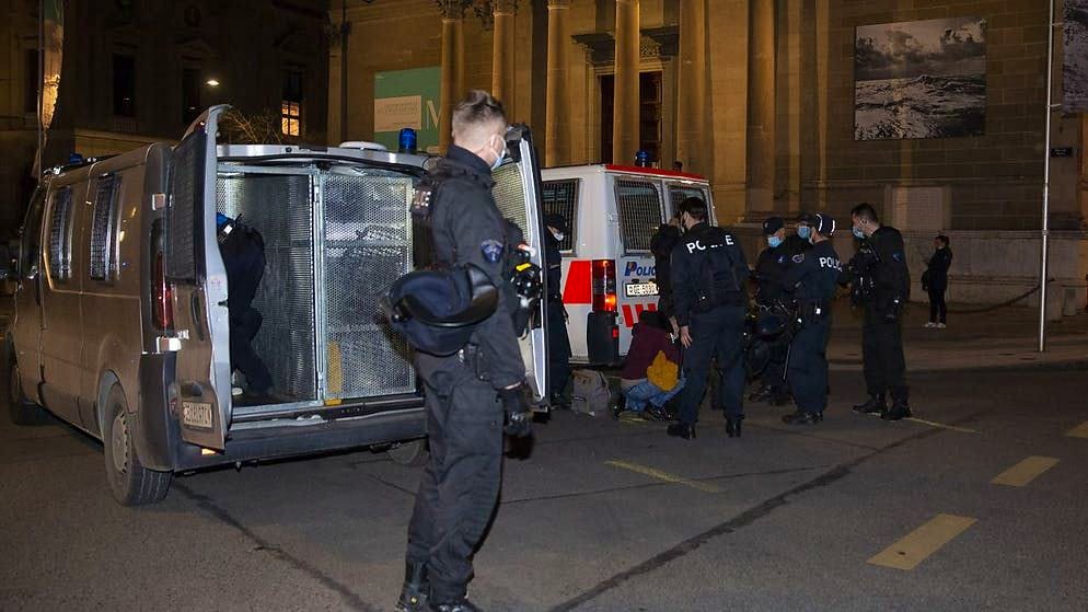 Die Polizei nahm bei der nicht genehmigten Kundgebung gegen die Pandemiebeschränkungen in Genf mehrere Personen fest.