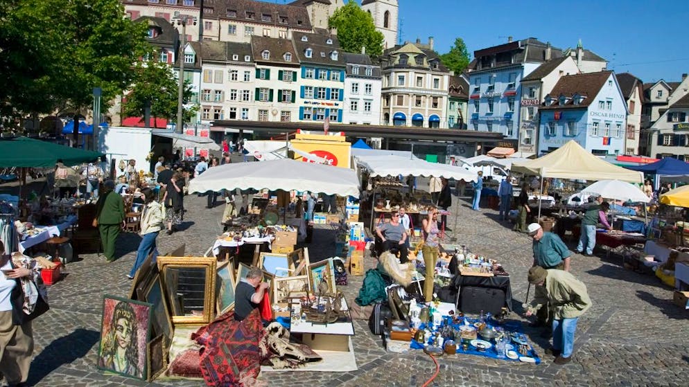 Der Flohmarkt auf dem Basler Barfüsserplatz kann wieder stattfinden. (Archivbild)