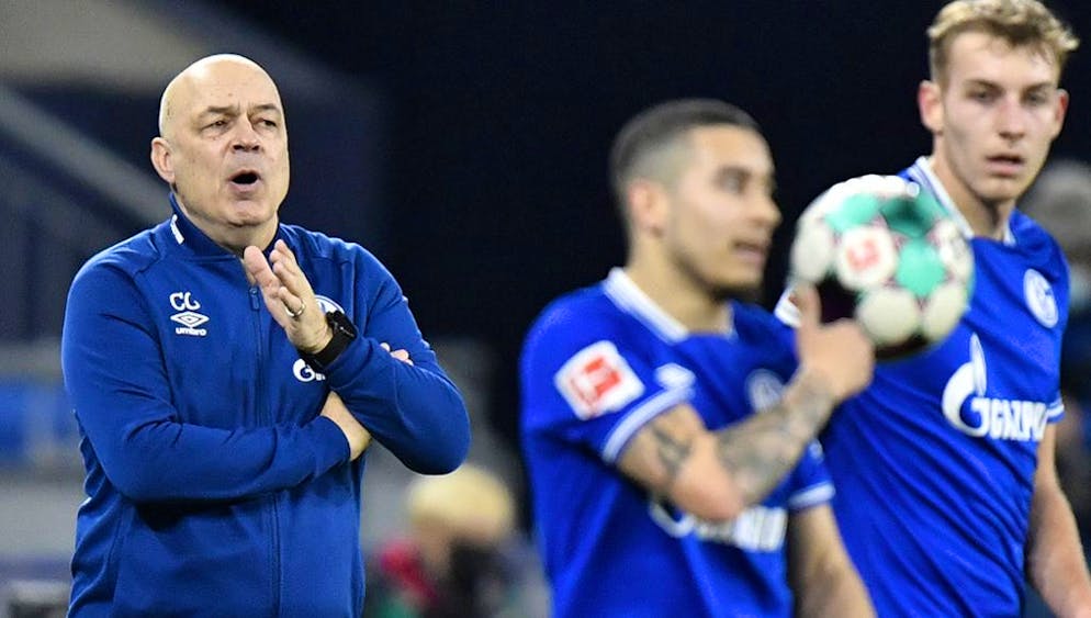 Zwischen der Schalker Mannschaft und Christian Gross (links) soll es nicht nur harmonieren.