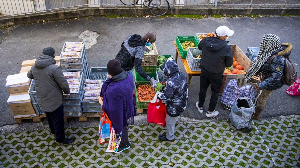 Des benevoles de l'association Solid-ere distribuent des sacs alimentaires a des personnes dans le besoin lors de la crise du Coronavirus (Covid-19) le dimanche 15 novembre 2020 a Lausanne. (KEYSTONE/Jean-Christophe Bott)