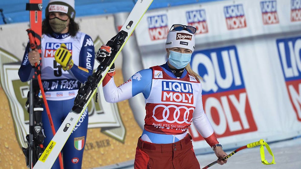 Lara Gut-Behrami bei der Siegerehrung nach dem Super-G in Val di Fassa - im Hintergrund Siegerin Federica Brignone