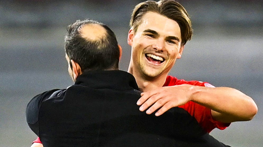 Trainer Mario Frick herzt Joël Schmied. Der junge Berner hat als Verteidiger schon fünf Super-League-Tore für Vaduz erzielt
