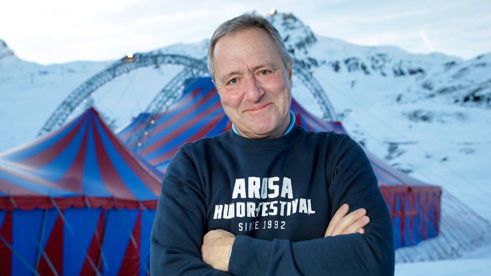 Frank Baumann, Festivalleiter, posiert vor dem Zelt zum Auftakt des 22. Humorfestivals auf dem Tschuggen in Arosa, am Donnerstag, 5. Dezember 2013. (KEYSTONE/Arno Balzarini)