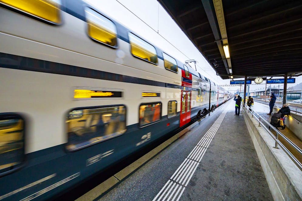 Le premier train des Chemins de Fer Federaux, CFF, a deux etages, rame duplex, circulant en Valais repart de la gare ce dimanche 9 decembre 2018 a Sion. Les trains a deux etages font leur apparition en Valais des ce dimanche. (KEYSTONE/Valentin Flauraud)