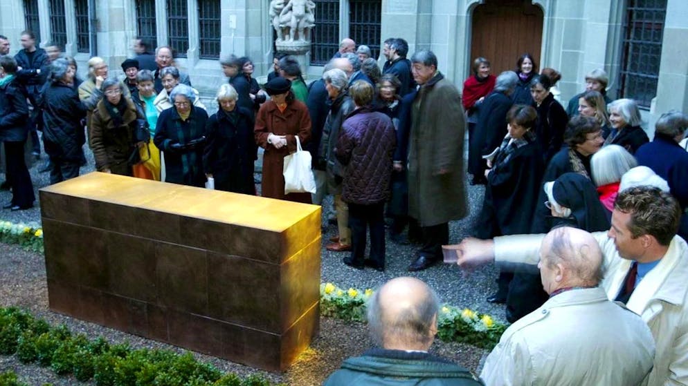 Das bisherige Denkmal für die letzte Äbtissin: eine elf Tonnen schwere Blockskulptur aus Kupfer von der Plastikerin Anna Bauer. Im Bild die Einweihung im Jahr 2004.