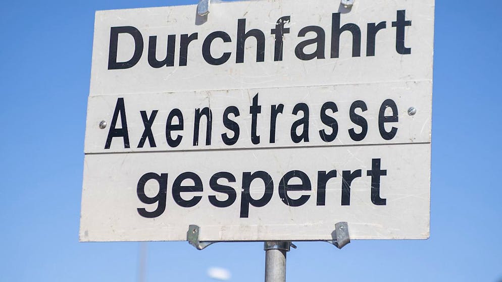 Die Axenstrasse ist wegen eines drohenden Felssturzes gesperrt. (Archivbild)