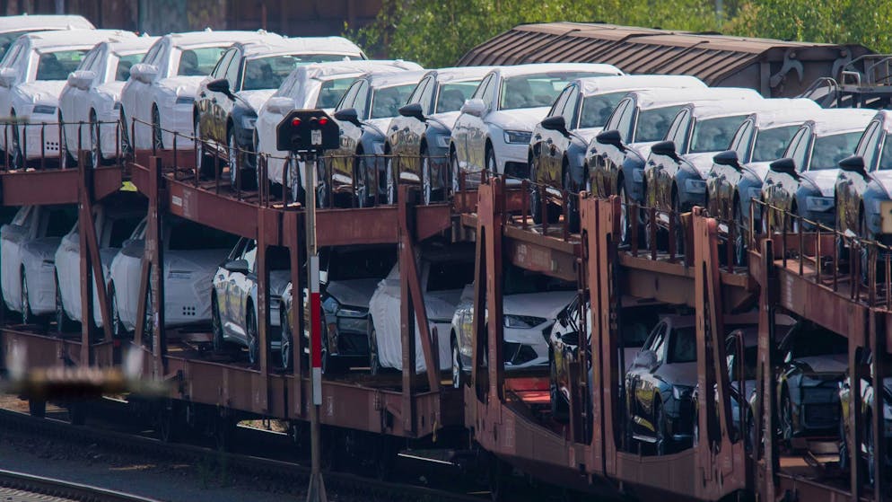 Neuwagen stehen auf einem Güterzug am Güterbahnhof in Seelze (Niedersachsen). Im Januar wurden rund 31 Prozent weniger Autos zugelassen als noch im Vorjahresmonat.