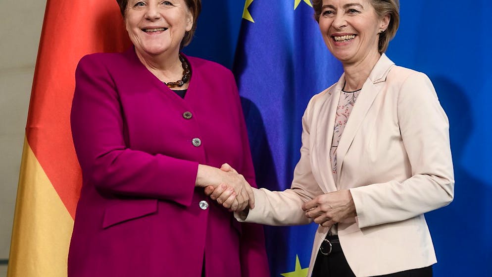 Die EU-Kommissionspräsidentin Ursula von der Leyen (rechts) und die deutsche Bundeskanzlerin Angela Merkel sind offen für die Zulassung eines russischen Impfstoffes, der unter dem Namen Sputnik V bekannt ist. (Archivbild)