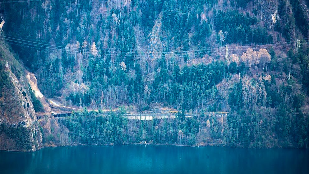 Die Felsmassen im Steinschlaggebiet Buggital oberhalb der Axenstrasse zwischen Sisikon und der Tellsplatte rollten über die Galerie hinweg.