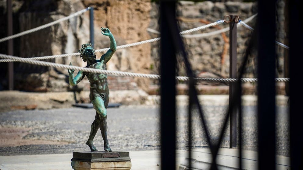 Besichtigungsobjekt: Faun-Skulptur aus dem Haus des tanzenden Fauns in Pompeji.