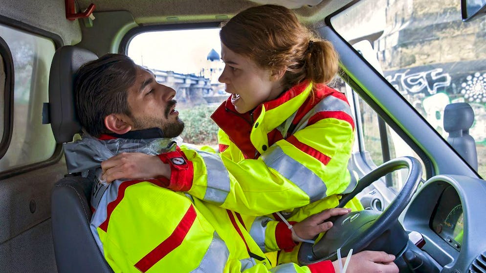 Die Dresdner «Tatort»-Folge «Rettung so nah» widmete sich dem ungewöhnlichen Thema «Gewalt gegen Helfer». Rettungshelfer Tarik (Zejhun Demirov) ist in seinem Fahrzeug mit einer Plastiktüte erstickt worden. Seine junge Kollegin (Luise Aschenbrenner) kommt zu spät. Gibt es derlei Gewalt gegen jene, die nur zum Helfen kommen tatsächlich?