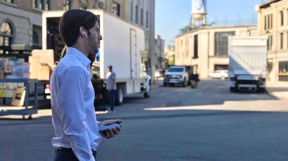 Immer am Draht – hier in den Warner Brothers Studios. «Film ist meine absolute Leidenschaft», so der Sohn des berühmten Architekten Pierre de Meuron (Herzog/de Meuron). «Nichts ist selbstverständlich. Ich schätze, was ich habe. Auch dass mich meine Eltern nach Amerika in eine ungewisse Zukunft gehen liessen. Sie haben uns Kindern immer gesagt, wir sollen einen Beruf wählen, der uns Freude macht.»