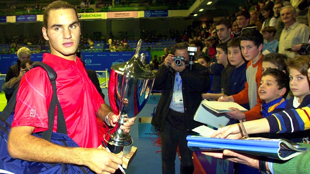 Mit einem Pokal posieren und Autogramme geben – alles noch etwas ungewohnt für Roger Federer im Jahr 2001.