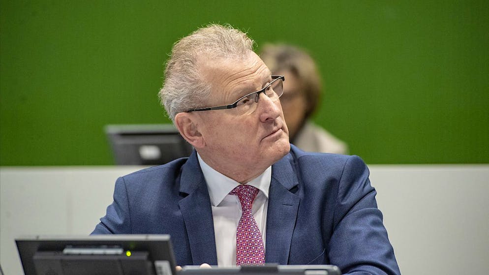 Blick nach oben: Der Zuger Finanzdirektor Heinz Tännler erwartet ein Rekordergebnis für 2020. (Archivbild)