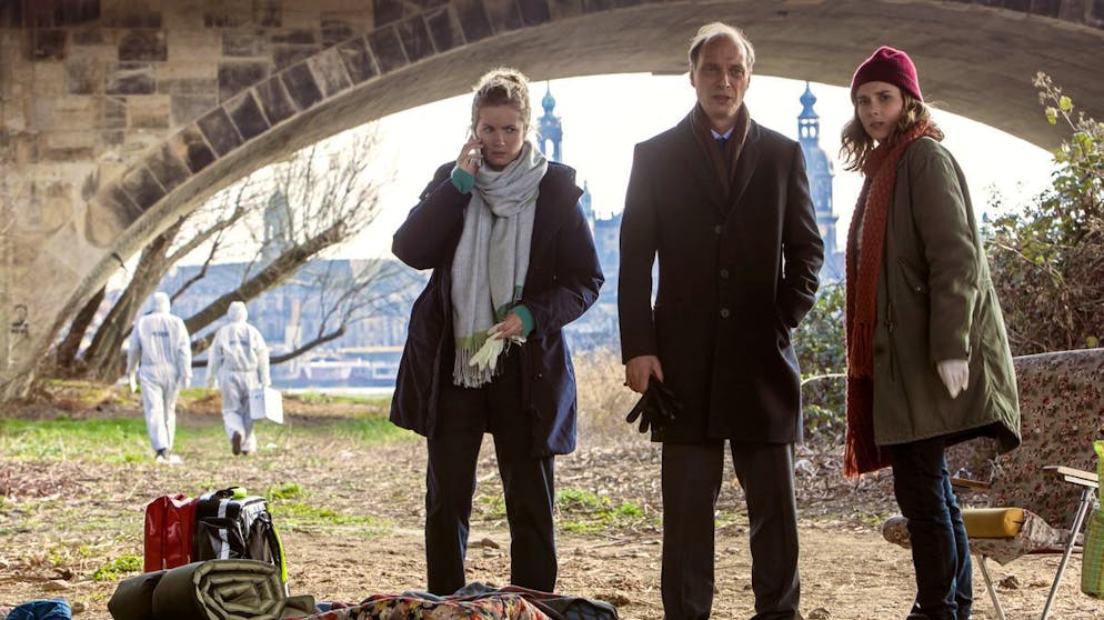 Der Mord geschah, als die Kollegin des Opfers einer Obdachlosen unter einer Elbbrücke half. Gorniak (Karin Hanczewski), Winkler (Cornelia Gröschel, links) und Schnabel fragen sich, wie sich die Tat abgespielt haben könnte.