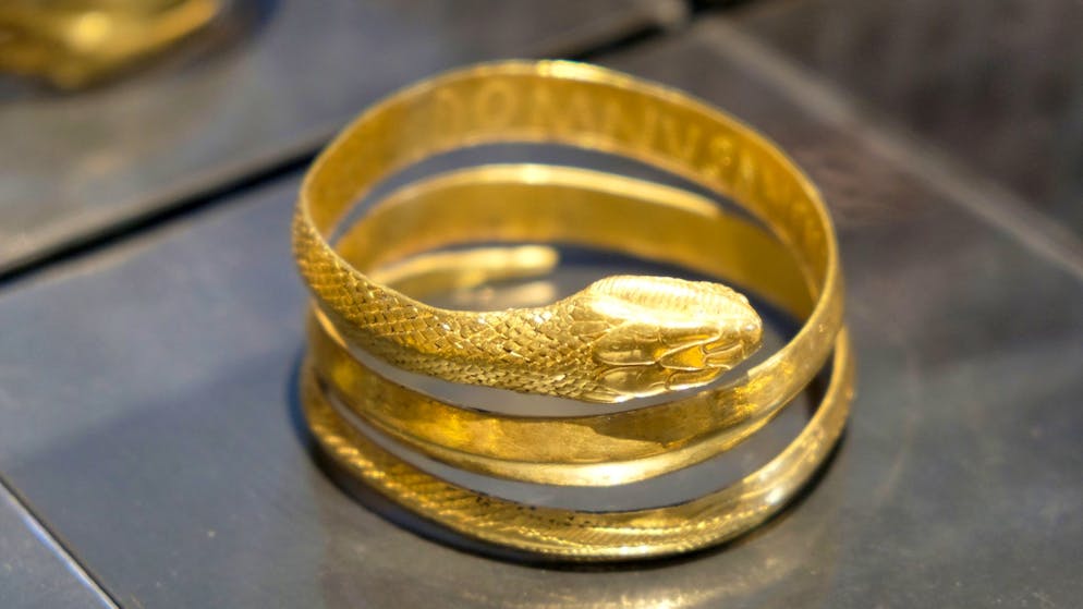 Könnte man auch heutzutage problemlos kombinieren: ein goldenes Armband mit Schlangenkopf.