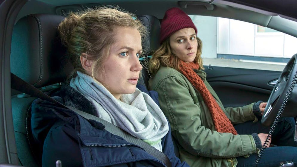 Leonie «Leo» Winkler (Cornelia Gröschel, links) und Karin Gorniak (Karin Hanczewiski) haben ein Problem miteinander. Leo hat Karin nie im Krankenhaus besucht, als diese dort schwerverletzt nach einer Messerattacke lag.
