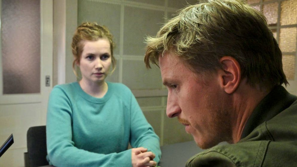 Leo Winkler (Cornelia Gröschel) befragt Jens Schlüter (Golo Euler), der etwas mit dem Fall zu tun haben könnte.