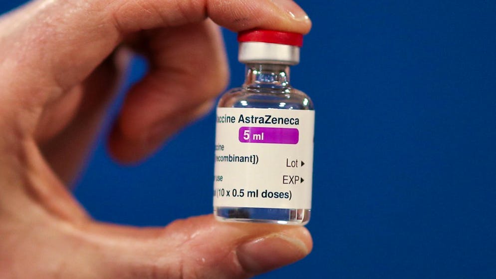 Der Corona-Impfstoff des Pharmakonzerns Astrazeneca soll Forschern zufolge auch gegen die britische Variante des Virus wirken (Archivbild).