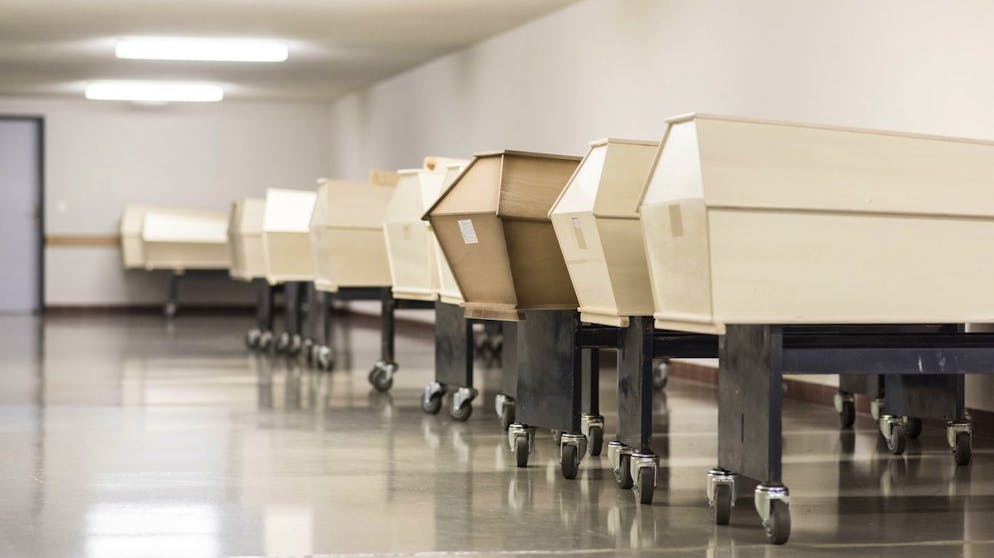 Coffins get prepared for cremation, in the crematory Nordheim, on May 29, 2015, in Zurich, Switzerland. (KEYSTONE/Christian Beutler)
Saerge werden zur Einaescherung bereitgestellt, im Krematorium Nordheim, am 29. Mai 2015, in Zuerich. (KEYSTONE/Christian Beutler)