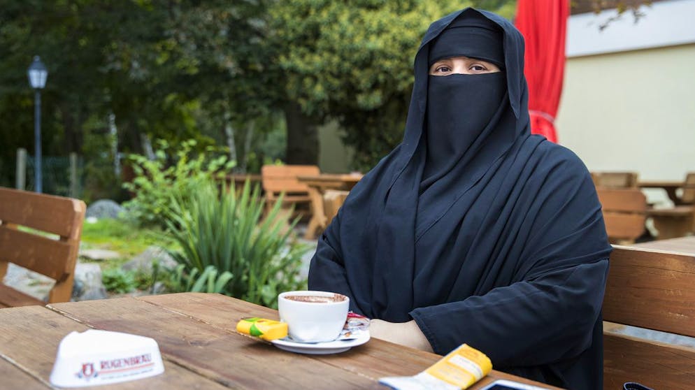 Ein Anblick, der nach dem Willen des Egerkinger Komitees verboten werden soll: Eine Touristin aus Saudi-Arabien sitzt mit Nikab in einem Restaurant in Interlaken.