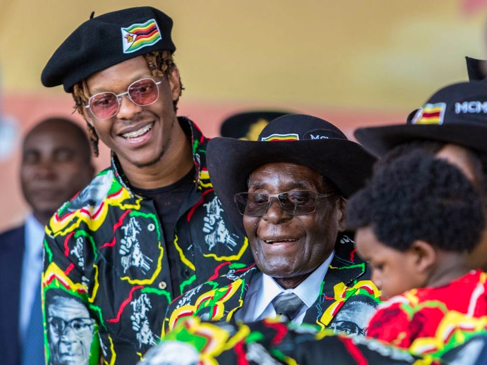 Robert Mugabe (al centro) con il figlio Robert Jr (sinistra9 poco prima del colpo di Stato che portò alla fine della presidenza di Mugabe durata 30 anni.